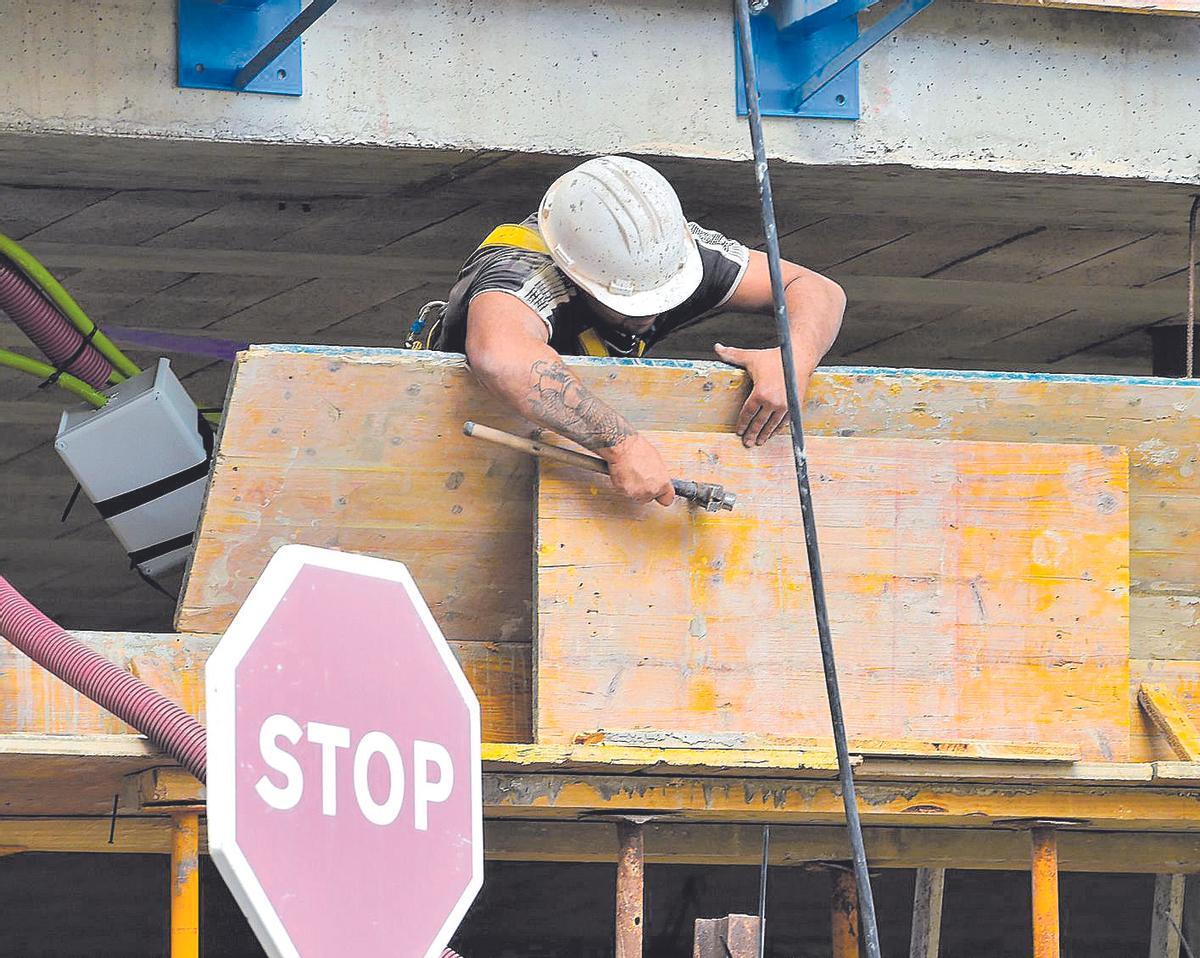 Un trabajador del sector de la construcción en una obra.
