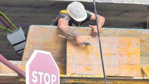 Un trabajador del sector de la construcción en una obra.