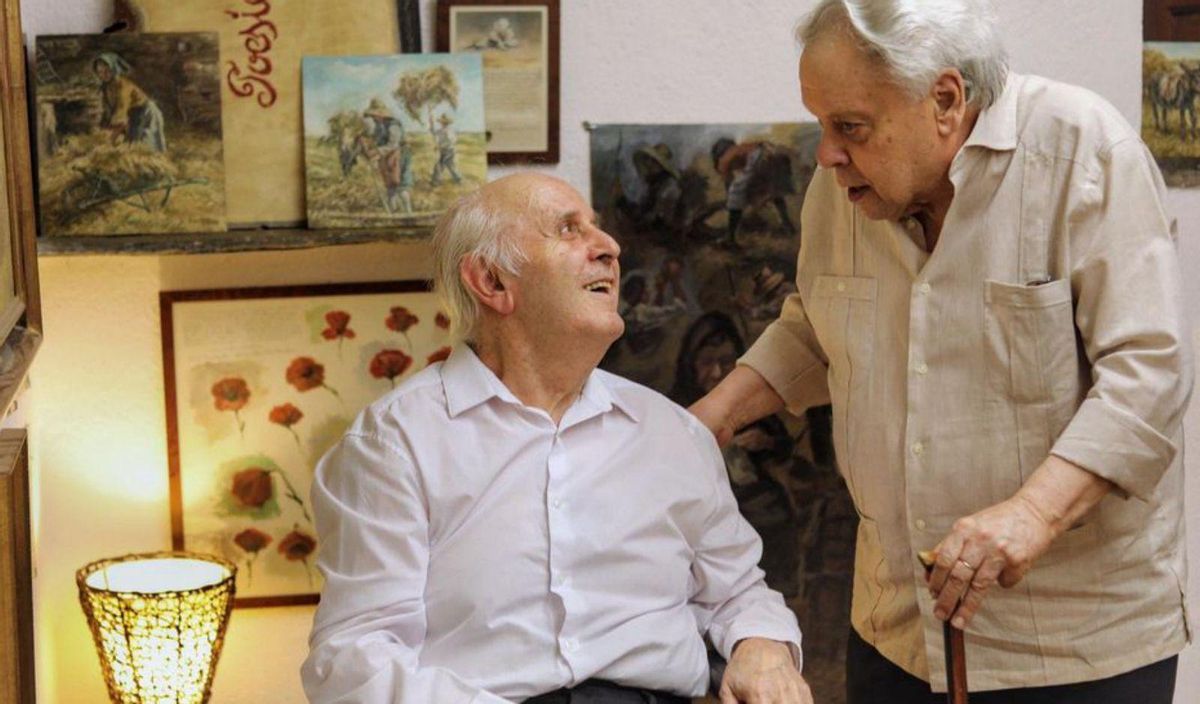 Enrique Seco conversa con Antonio Pedrero. | ALBA PRIETO