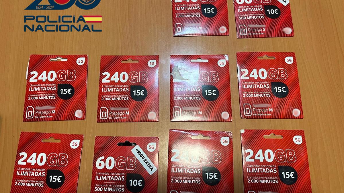 Tarjetas prepago intervenidas al presunto atracador tras robar un móvil con un 'mataleón'.