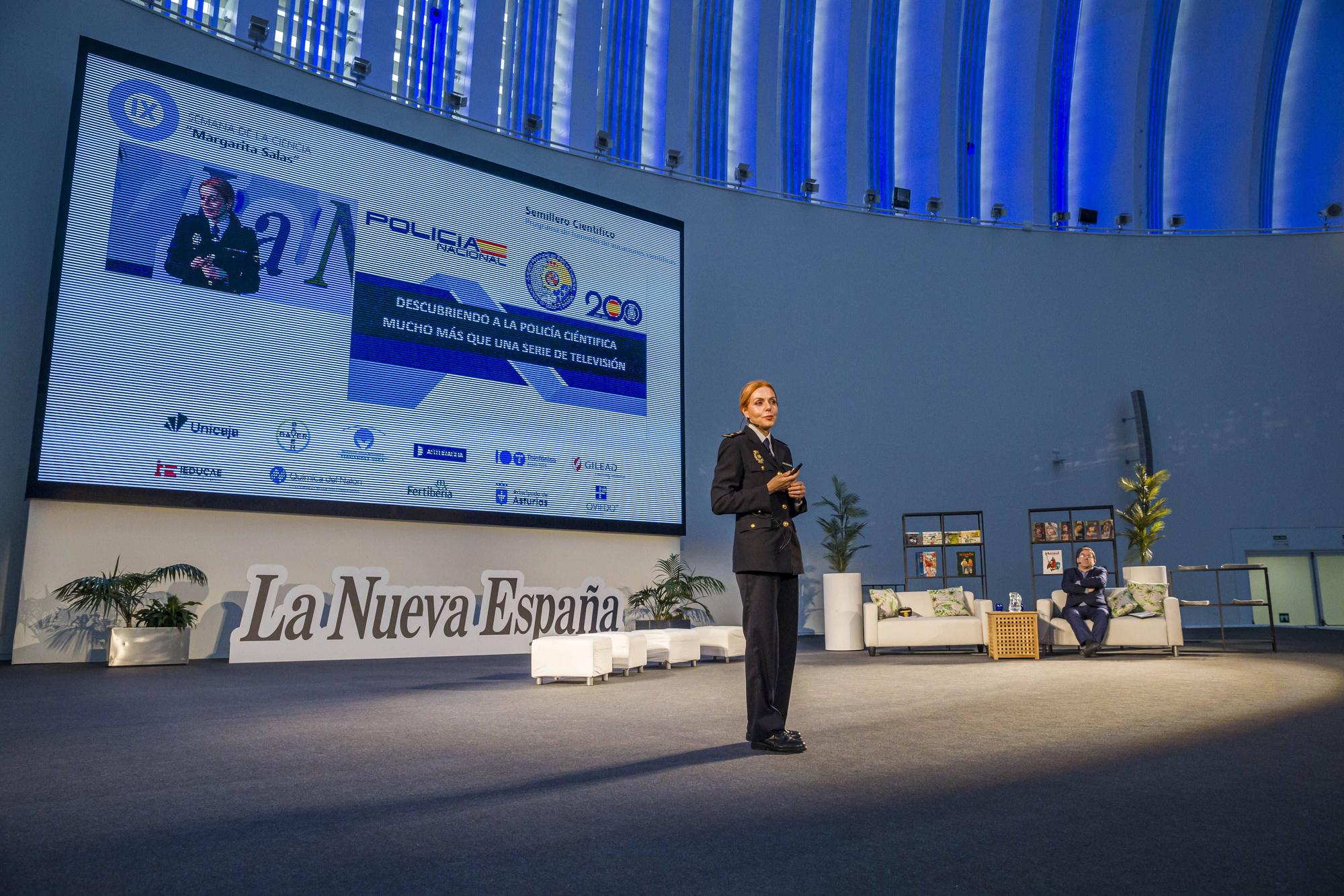 EN IMÁGENES: Así fue la conferencia de la jefa de la Policía Científica de Asturias ante centenares de escolares 

