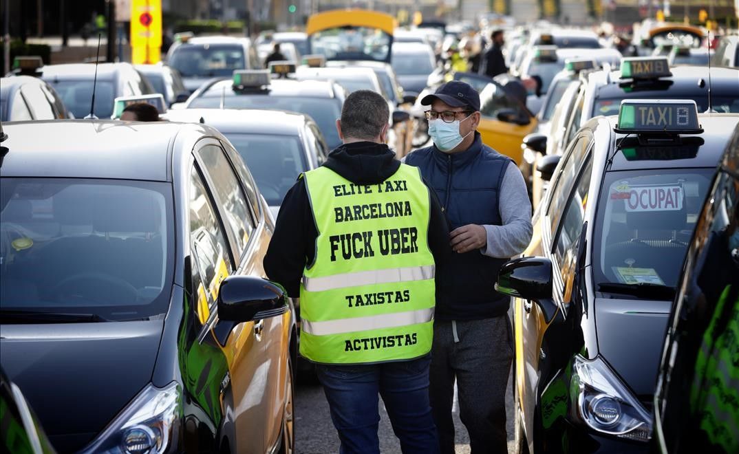 BARCELONA 18 03 2021  Economia   Los taxistas haran una marcha lenta el jueves contra el retorno de Uber a Barcelona  La marcha comenzara en la plaza de Espanya  transcurrira por Gran Via  pasara por la sede de la patronal Foment del Treball y acabara frente al Parlament          FOTO de FERRAN NADEU