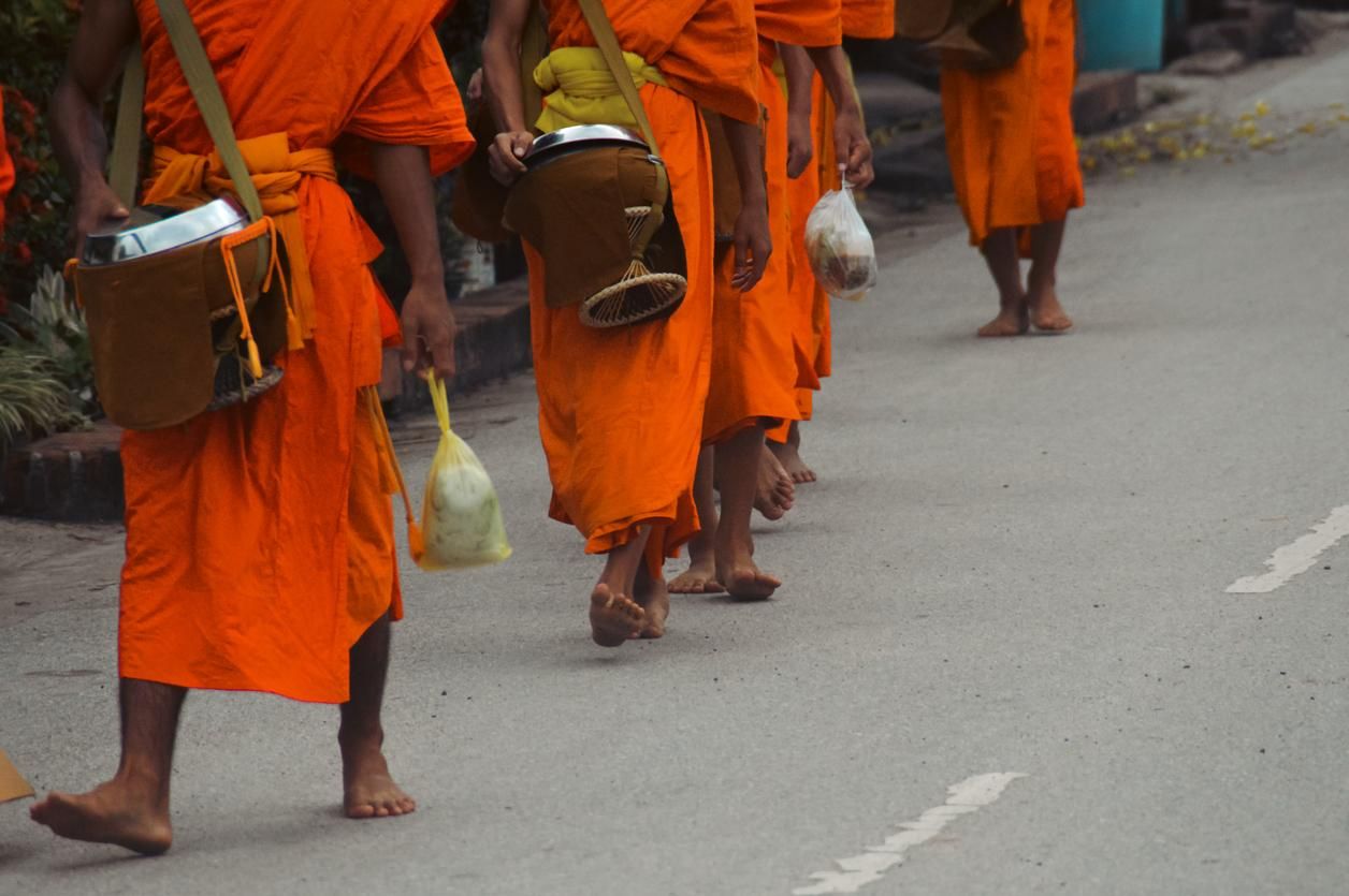 Monjes budistas durante Sai Bat o Tak Bat, la tradicional ceremonia matutina de entrega de limosnas
