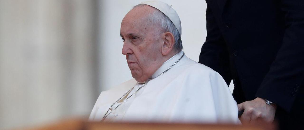 El Papa Francisco asiste al funeral del ex Papa Benedicto en la Plaza de San Pedro en el Vaticano.