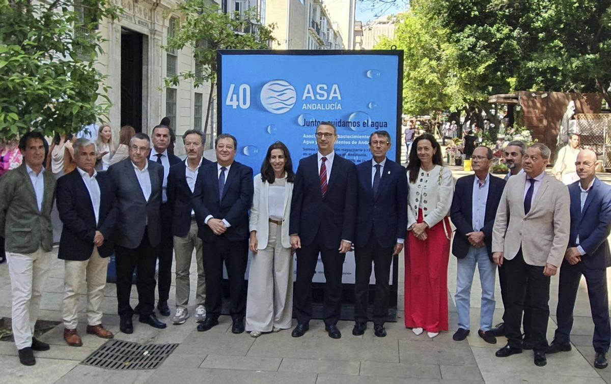 El presidente de ASA, Juan José Denis, este martes, junto a autoridades autonómicas, provinciales y muinicipales.