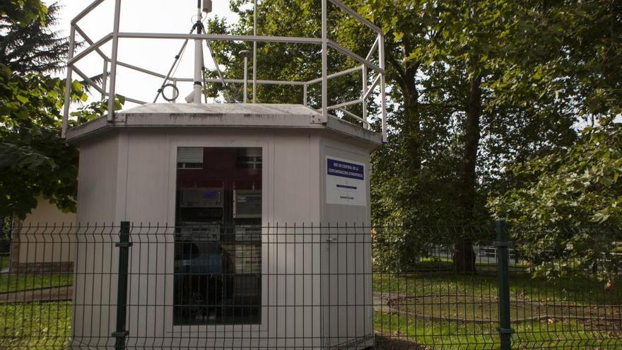 Estación de control de contaminación atmosférica en el parque Dorado de Sama.