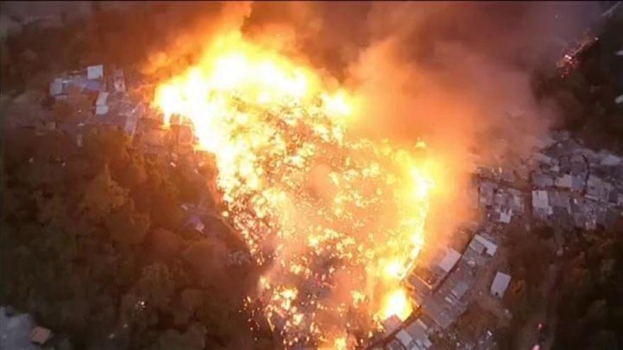 Espectacular incendio en un conjunto de favelas de Sao Paulo