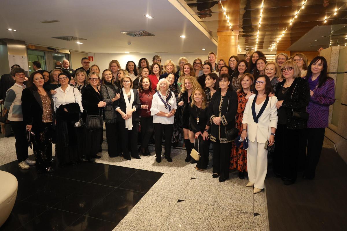 Galería de imágenes: La Filà d'En Trilles recibe el Voladoret d'Or de la Colla del Rei Barbut