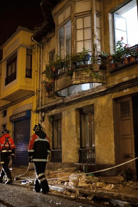 Herida una mujer al caer de un balcón en Gijón