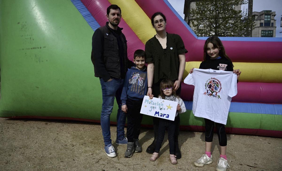 La niña Mara (centro), que sufre una enfermedad ultra rara, con sus padres y hermanos en Pontevedra.