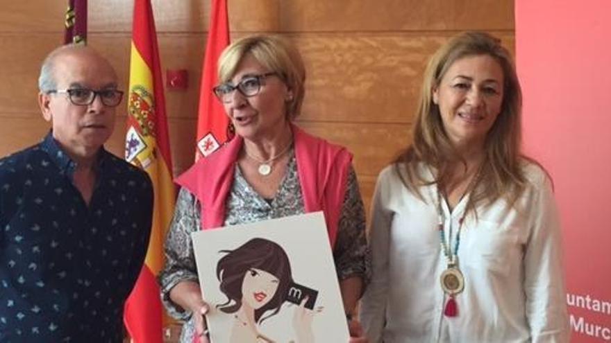 Maruja Pelegrín (c) presentó ayer la segunda edición de la feria.