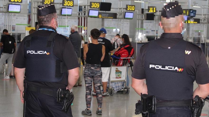 Dos agentes de la Policía Nacional en el aeropuerto de Málaga-Costa del Sol