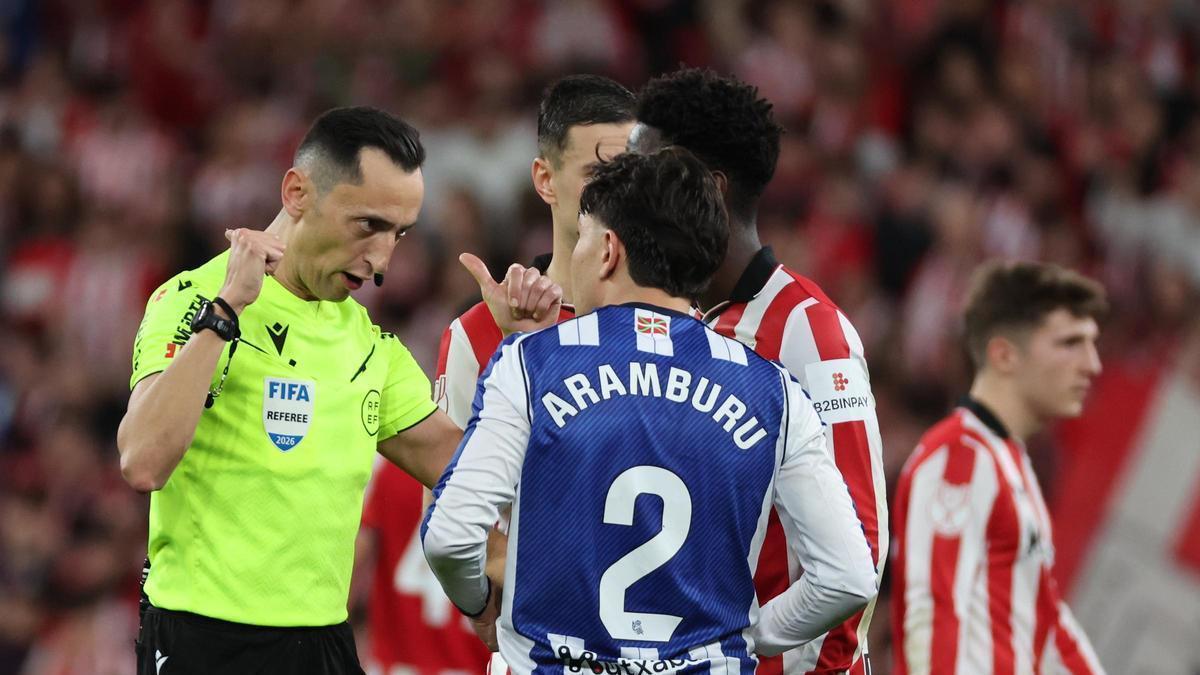 ¡Iturralde González lo tiene claro, era penalti por manos de Laporte!