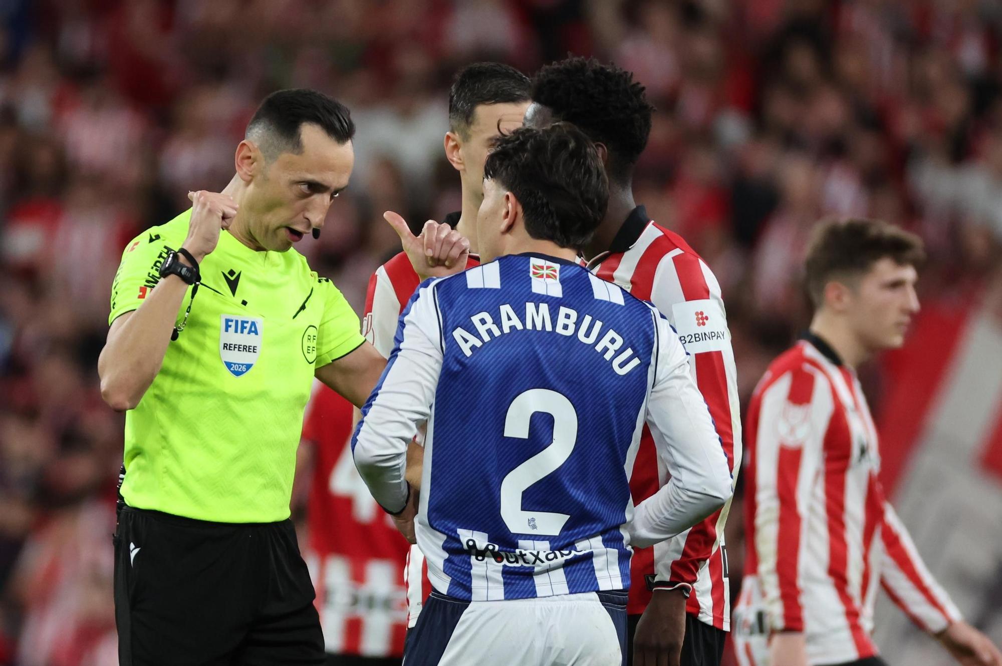 Estalla la polémica por el arbitraje en el Athletic-Real Sociedad: "Hay un movimiento que le delata..."