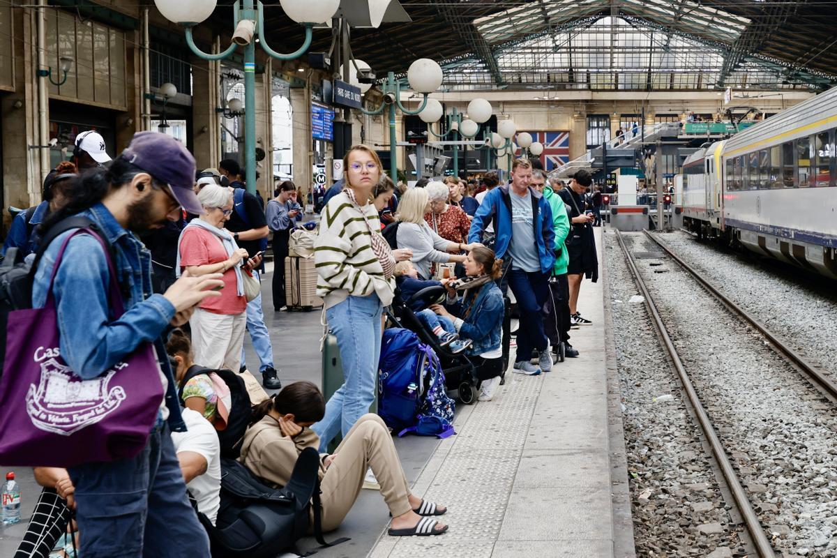 Paris (France), 26/07/2024.- Stranded passengers wait inside Gare du Nord station in Paris, France, 26 July 2024. Frances high speed rail network TGV was severely disrupted on 26 July following a massive attack, according to train operator SNCF, just hours before the opening ceremony of the Paris 2024 Olympic games. French Transport Minister Patrice Vergriete condemned these criminal actions saying that they would seriously disrupt traffic until this weekend. Around 800,000 passengers are expected to be affected over the weekend. (Francia) EFE/EPA/RITCHIE B. TONGO