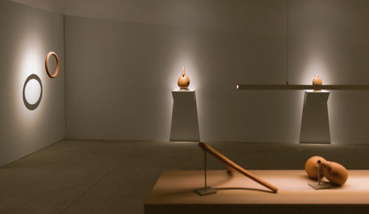 ‘Cerámicas sonoras’ de la artista Laura de Grinyo en la galería Parra y Romero de Santa Gertrudis.