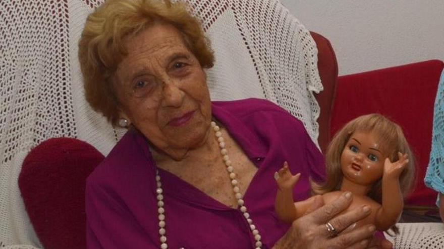 El Port de la Selva acomiada Carme Cervera, de 105 anys, creadora de la nina Gisela