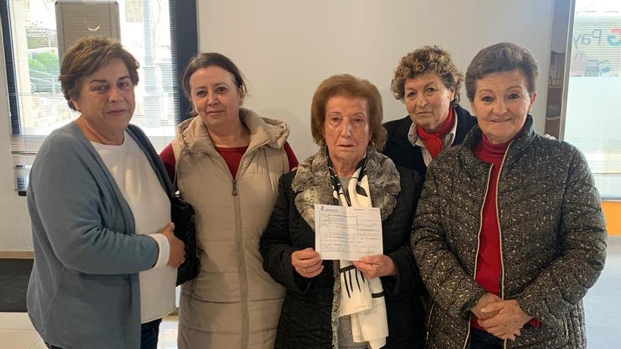 La Asociación de Amas de Casa dona 12.100 euros a la delegación oncológica de Coria