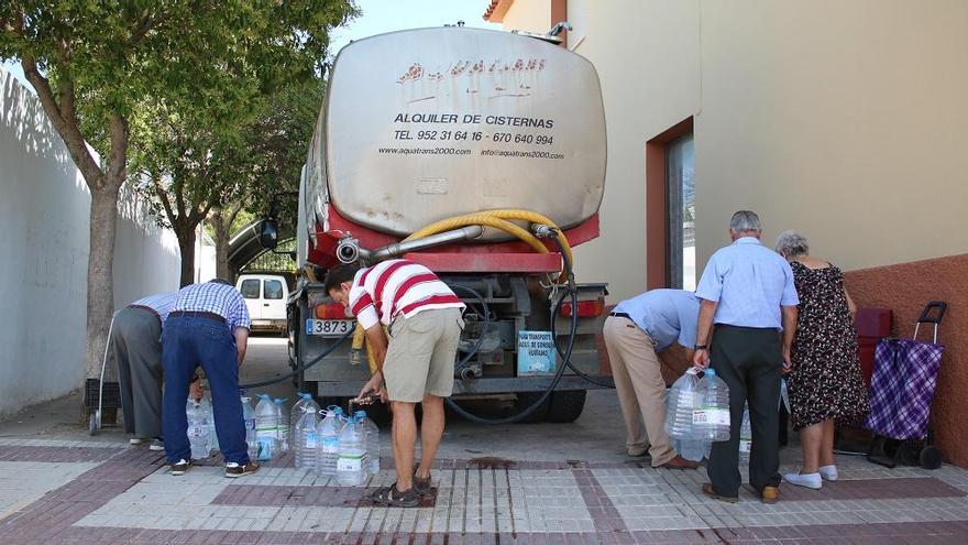 Vecinos se abastecen de agua potable gracias a camiones cisterna en Fuente de Piedra.
