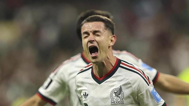 A la izquierda, Álvaro Fidalgo, emocionado, celebra su gol ante la República Checa. Arriba, Rafael  Fidalgo, junto a la camiseta del Betis de su nieto.  | EFE