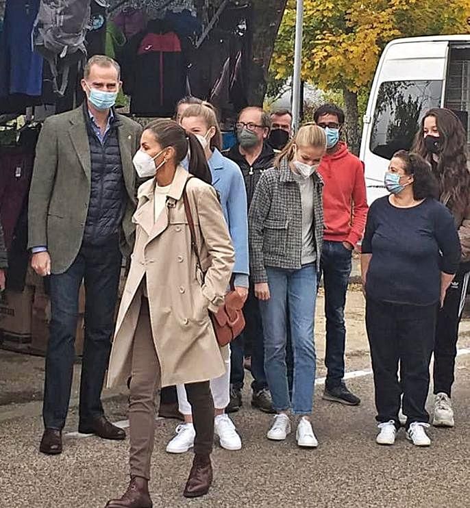 Los Reyes y sus hijas, por el mercadillo de Piedrafita de Babia.