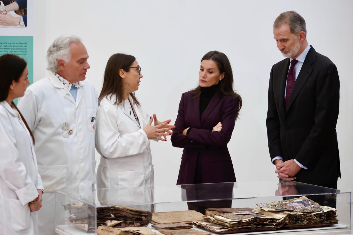 Los Reyes visitan el proyecto "Salvem les Fotos" de la UPV