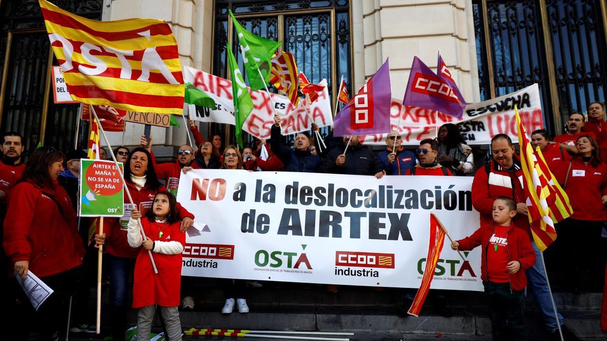 Protesta de los trabajadores de Airtex contra la deslocalización y los despidos en la empresa.