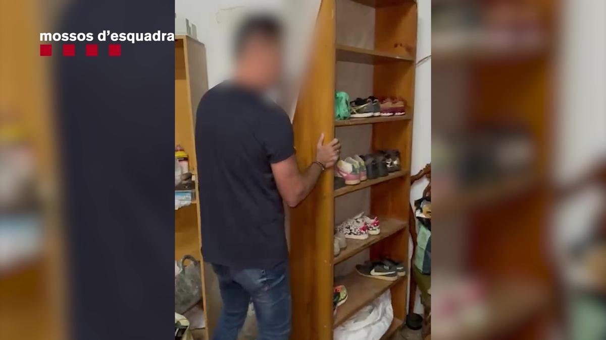 Estantería por la que se accedía a la plantación