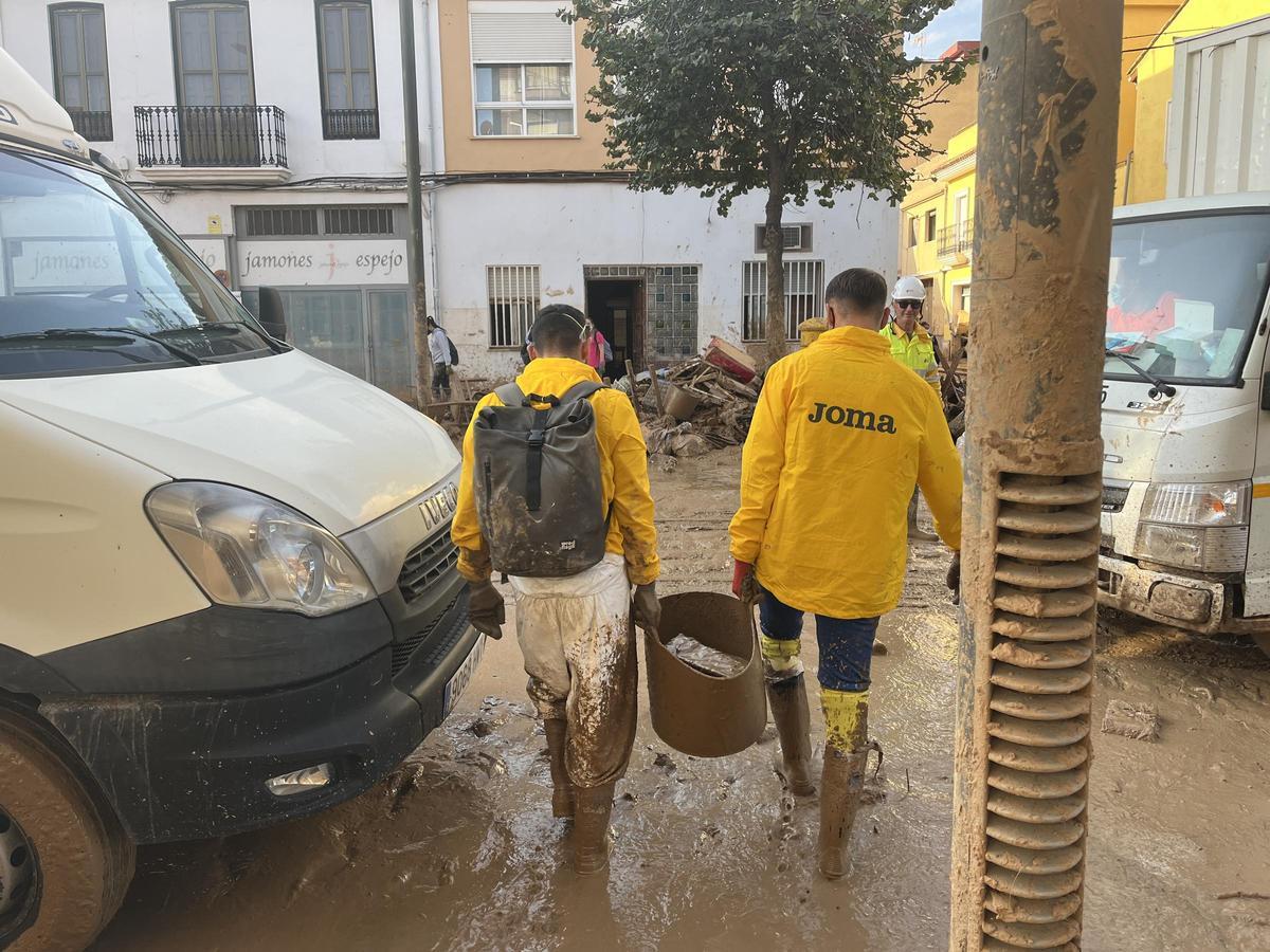 Los entrenadores colaboraron con los vecinos que lo necesitaron