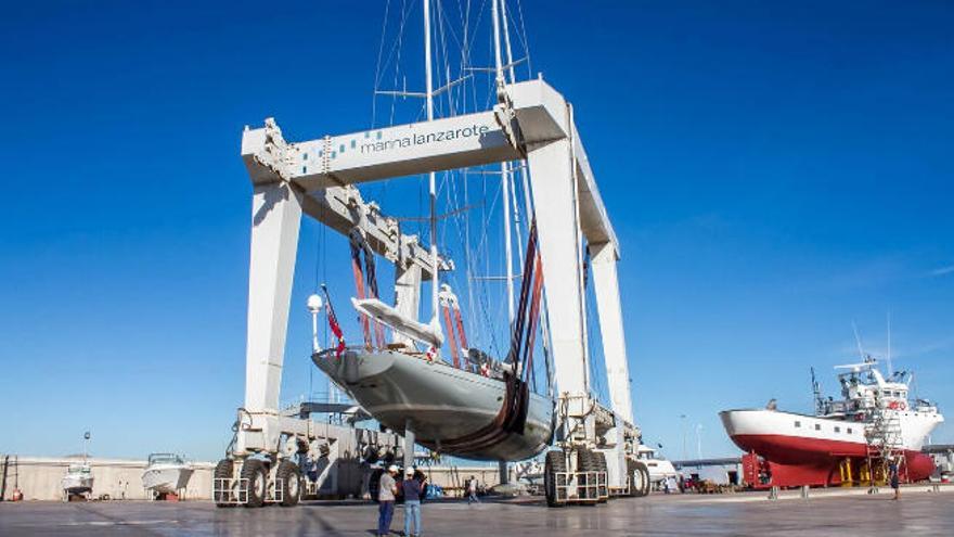 El superyate &#039;Elfje&#039; repara su timón en Marina Lanzarote