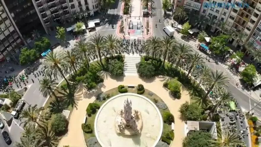 La manifestación de profesores, a vista de dron, a su paso por la plaza de Luceros de Alicante