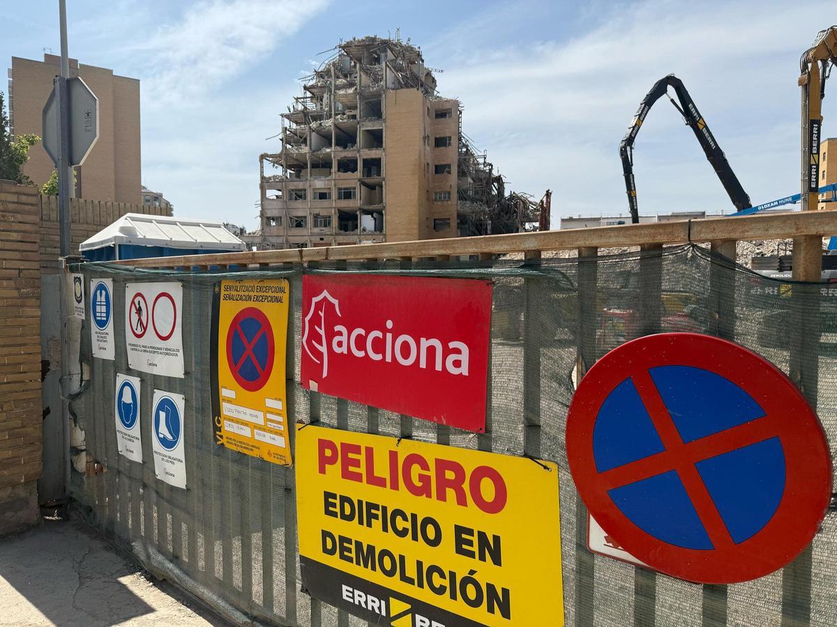 Los operarios trabajan en la demolición del edificio princial de la antigua Fe.