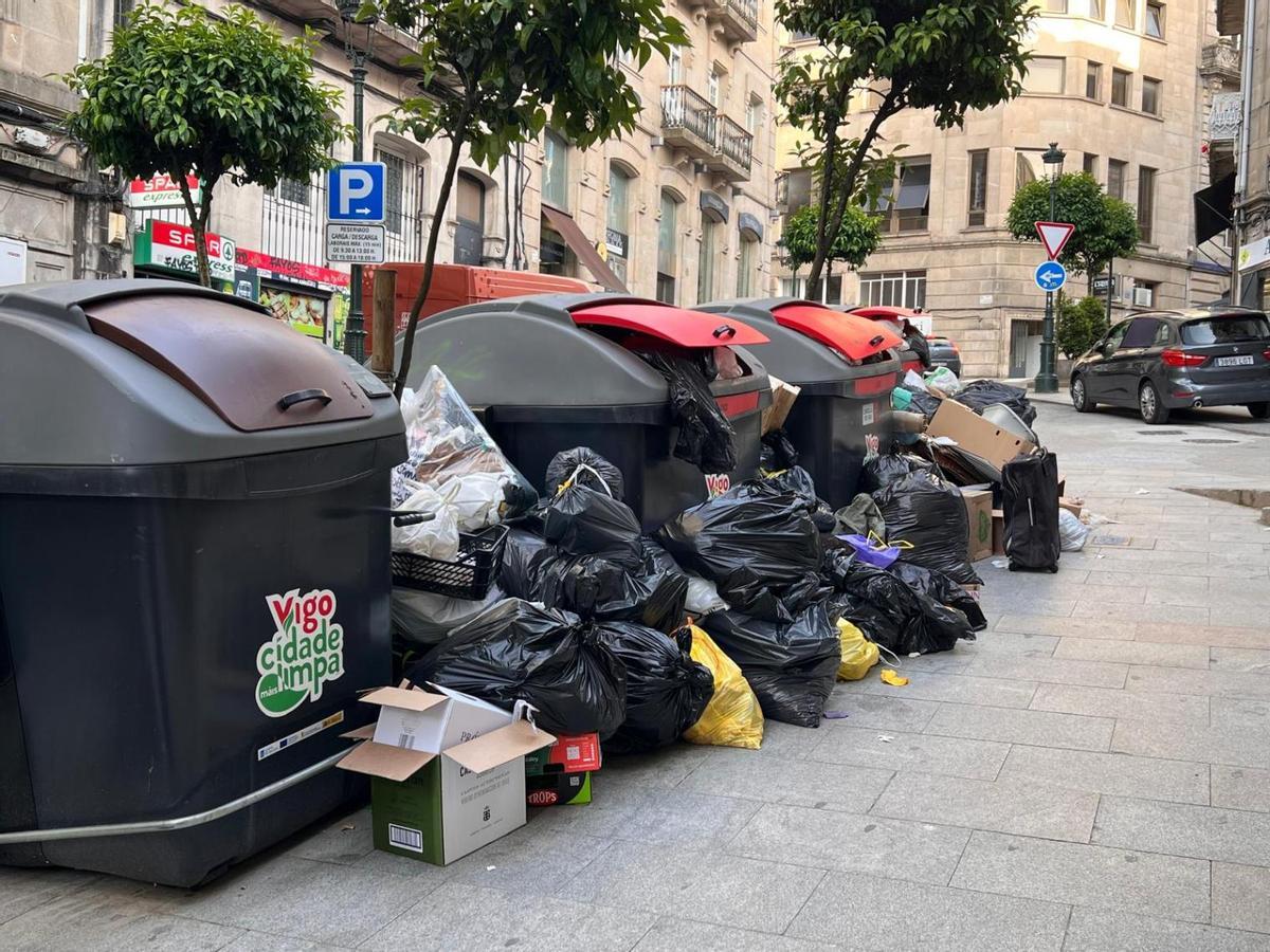 Las bolsas y desperdicios se acumulan en Vigo por la huelga de basura