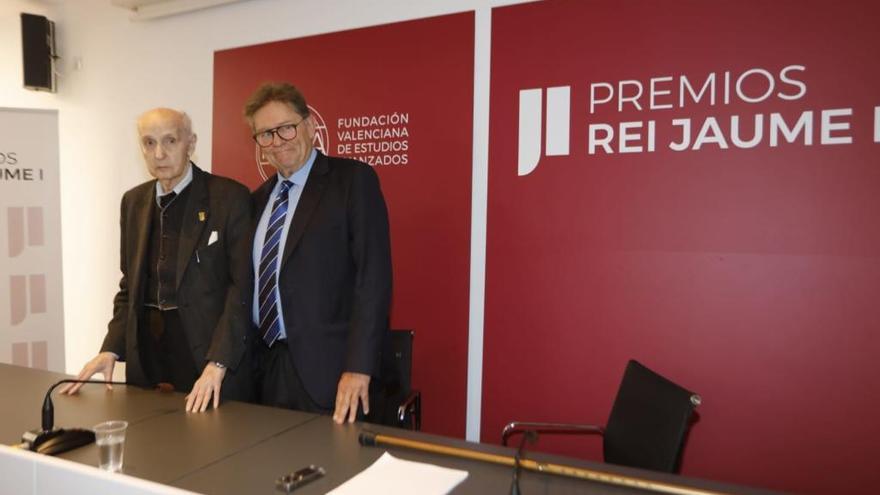 Santiago Grisolía y Javier Quesada, con la nueva imagen de los premios Rei Jaume I.