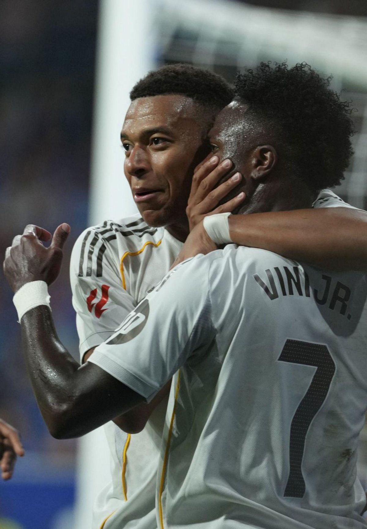 Mbappé i Vinícius treuen brillantor al Madrid a Oviedo