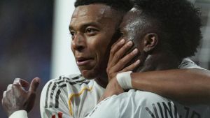 Mbappé i Vinícius treuen brillantor al Madrid a Oviedo