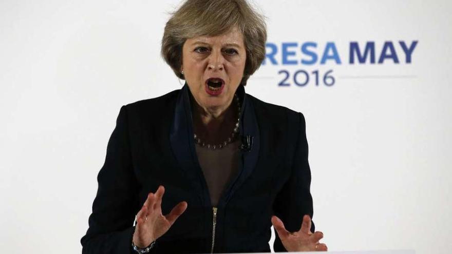 May se dirige a los asistentes a un mitin &quot;tory&quot; en Birmingham. // Reuters