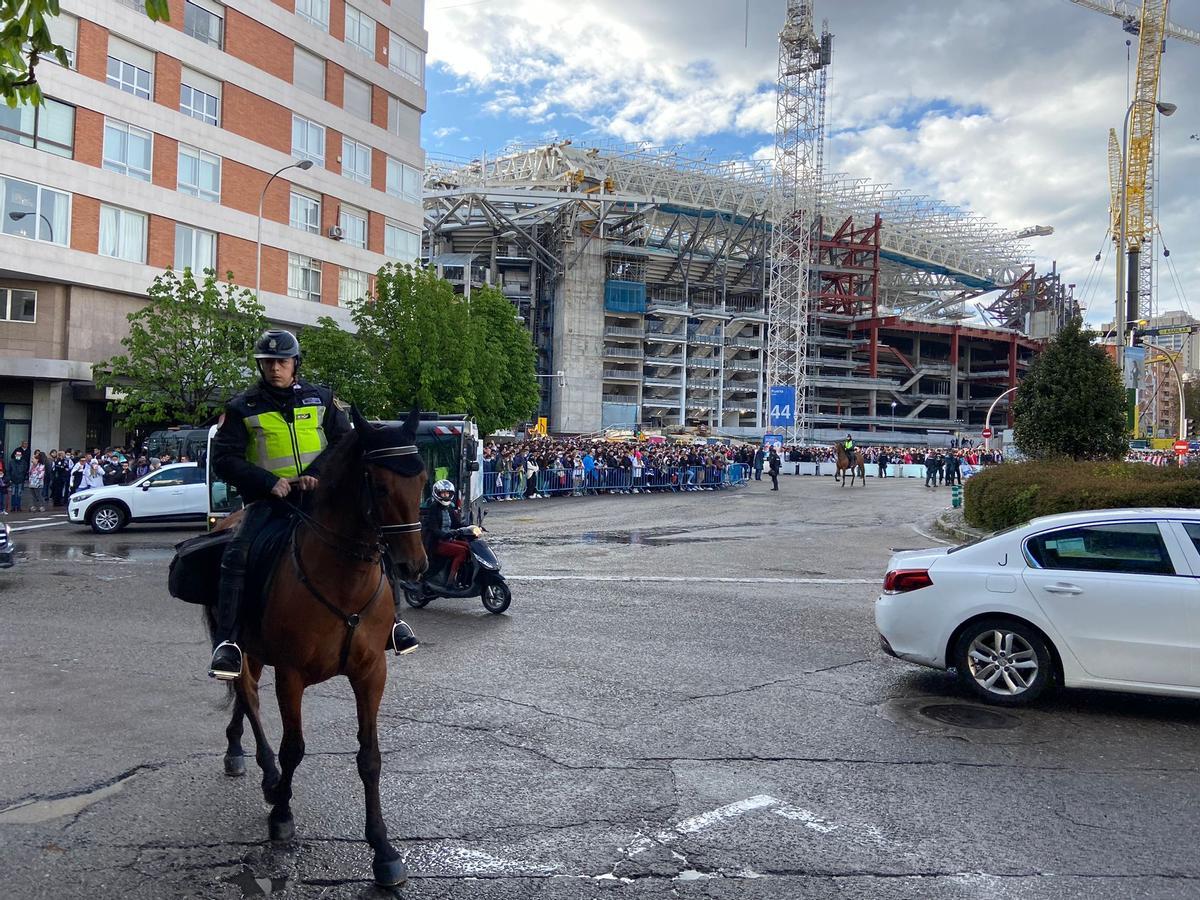 La policía controla la llegada del autobús del Real Madrid al Bernabéu.