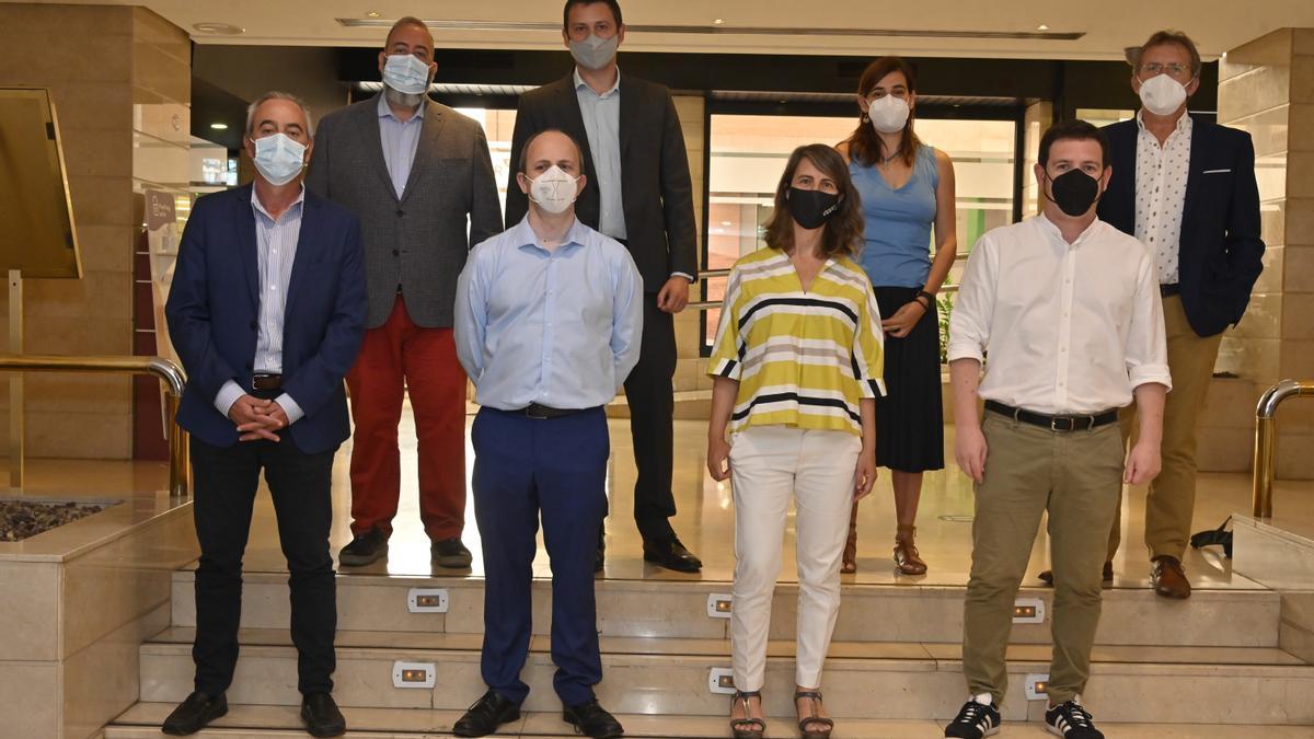 Los participantes en el foro de ‘Mediterráneo&#039;, junto al director y el director comercial del rotativo, J. L. Valencia y J. Dualde.