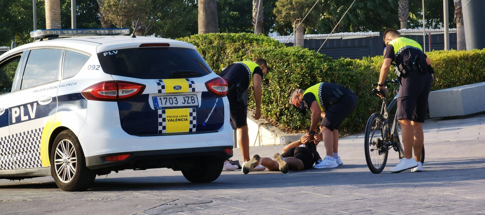 La policía local detiene a un carterista en la playa de la Malva-rosa
