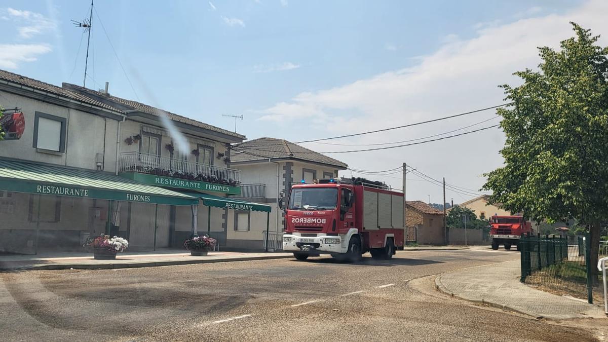 Un camión de bomberos circula por la carretera de Pueblica de Valverde.