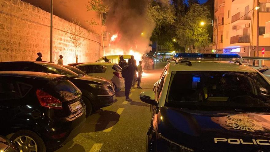 Incendio de los contenedores, la noche del miércoles, junto a la Plaza de Toros de Palma