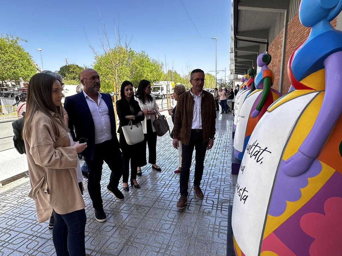 Representantes municipales de Canals en la visita a la exposición.