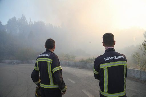 Las llamas amenazan un polígono y cortan la autovía en A Cañiza