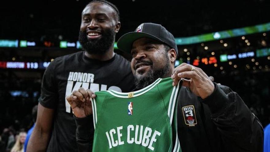 Los Celtics, tras su victoria, con el rapero Ice Cube luciendo camiseta