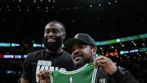 Los Celtics, tras su victoria, con el rapero Ice Cube luciendo camiseta