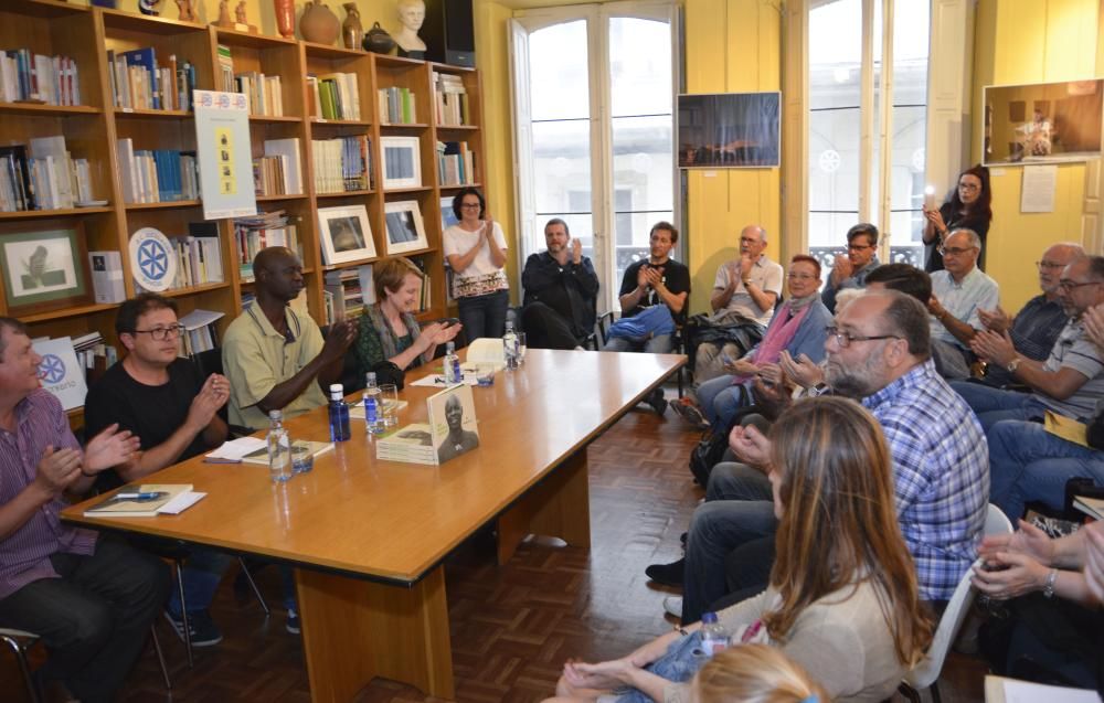 El senegalés presenta 'Ser modou modou', un libro que plasma la visión de Galicia y sus habitantes que ha adquirido tras doce años en A Coruña.