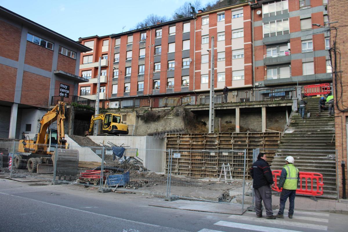 Operarios trabajando en el solar de la Cadena, hace unos días.