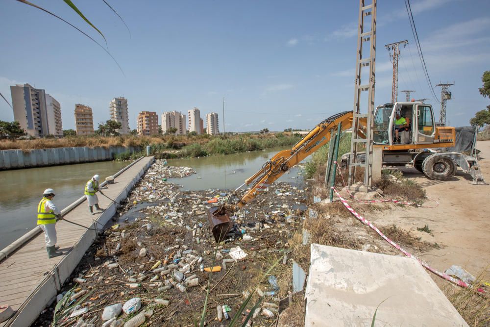 Toneladas de basura acumuladas en la desembocadura