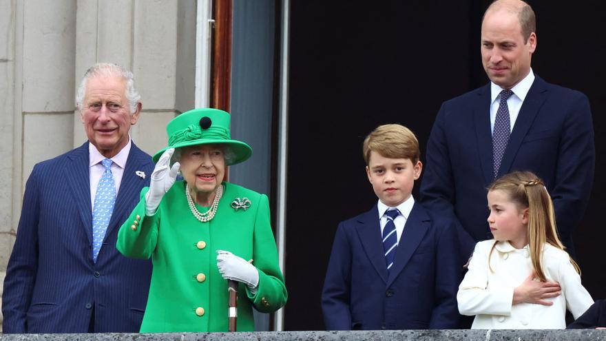 La reina Isabel II aparece sonriente en el balcón en las celebraciones del Jubileo
